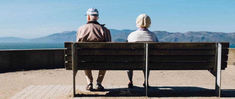 זוג מבוגר יושב בספסל מתפעל מהנוף