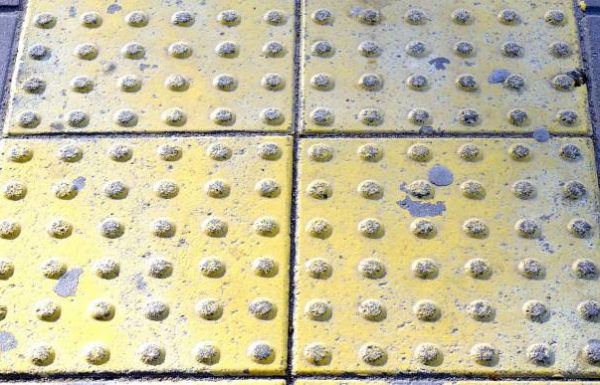 משטחי אזהרה לפני מדרגות